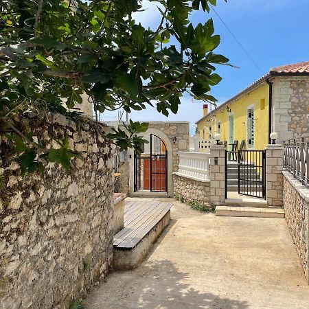 Mpolanos Guesthouse Himare Exterior photo