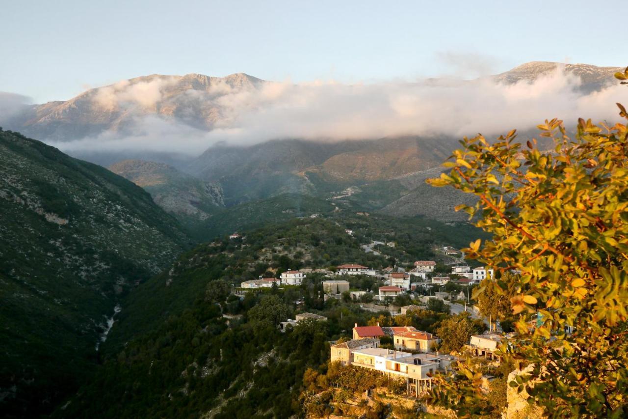 Mpolanos Guesthouse Himare Exterior photo