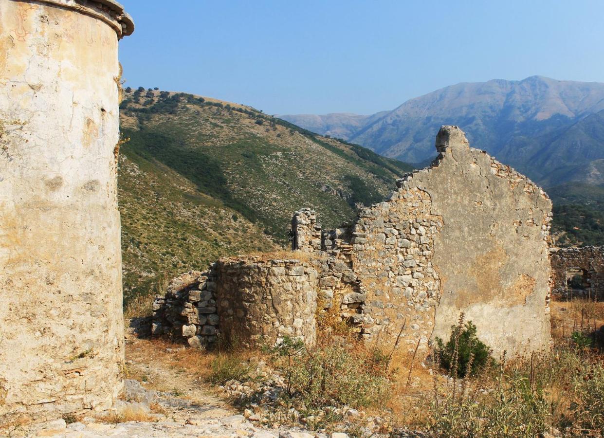 Mpolanos Guesthouse Himare Exterior photo