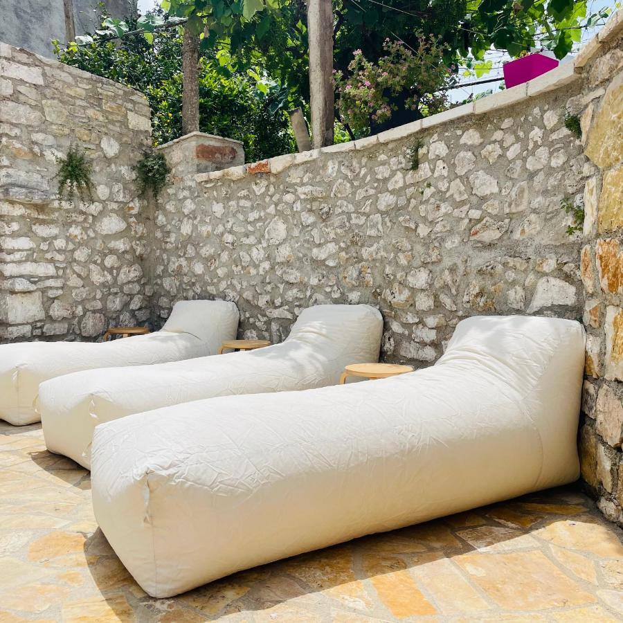 Mpolanos Guesthouse Himare Exterior photo