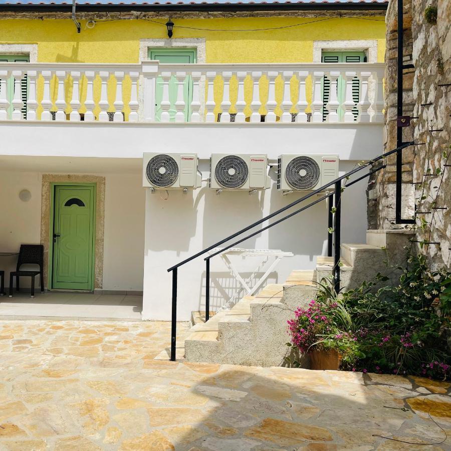 Mpolanos Guesthouse Himare Exterior photo